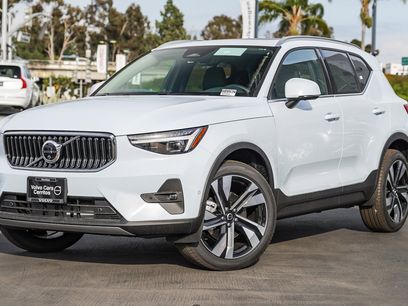 New 2025 Volvo XC40 B5 Plus w/ Climate Package