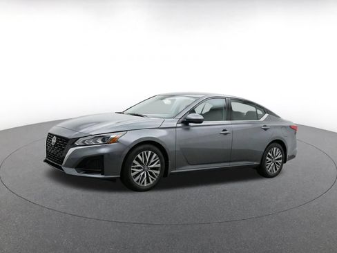 Used 2025 Nissan Altima 2.5 SV FWD image 3