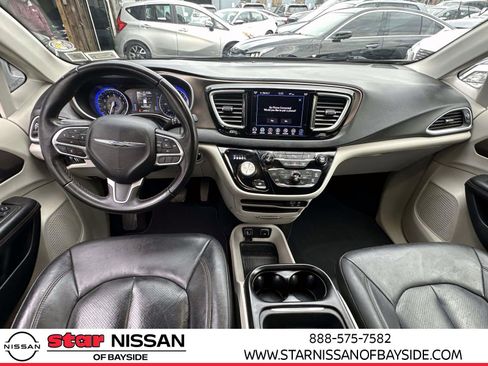 Used 2018 Chrysler Pacifica Touring-L image 15