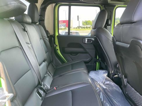 New 2025 Jeep Gladiator Sport w/ Premium Package AWD/4WD image 17