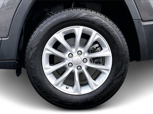 Certified 2022 Jeep Cherokee Latitude Lux image 33