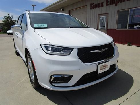 Used 2022 Chrysler Pacifica Limited FWD image 3