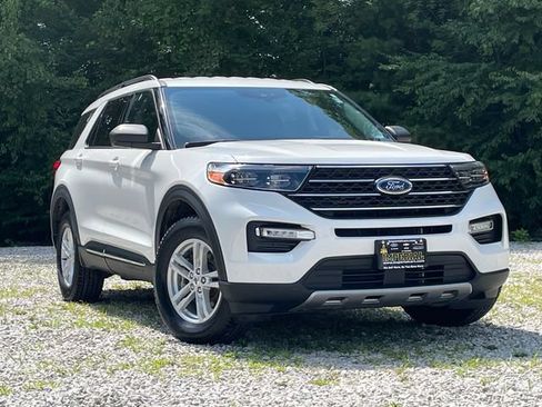 Used 2022 Ford Explorer XLT w/ Equipment Group 202A AWD/4WD image 2