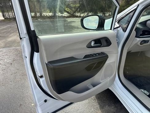 Used 2024 Chrysler Pacifica Touring-L FWD image 25