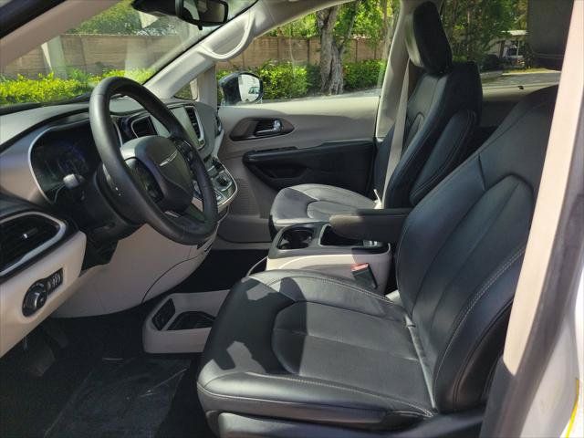 Used 2024 Chrysler Pacifica Touring-L FWD image 17