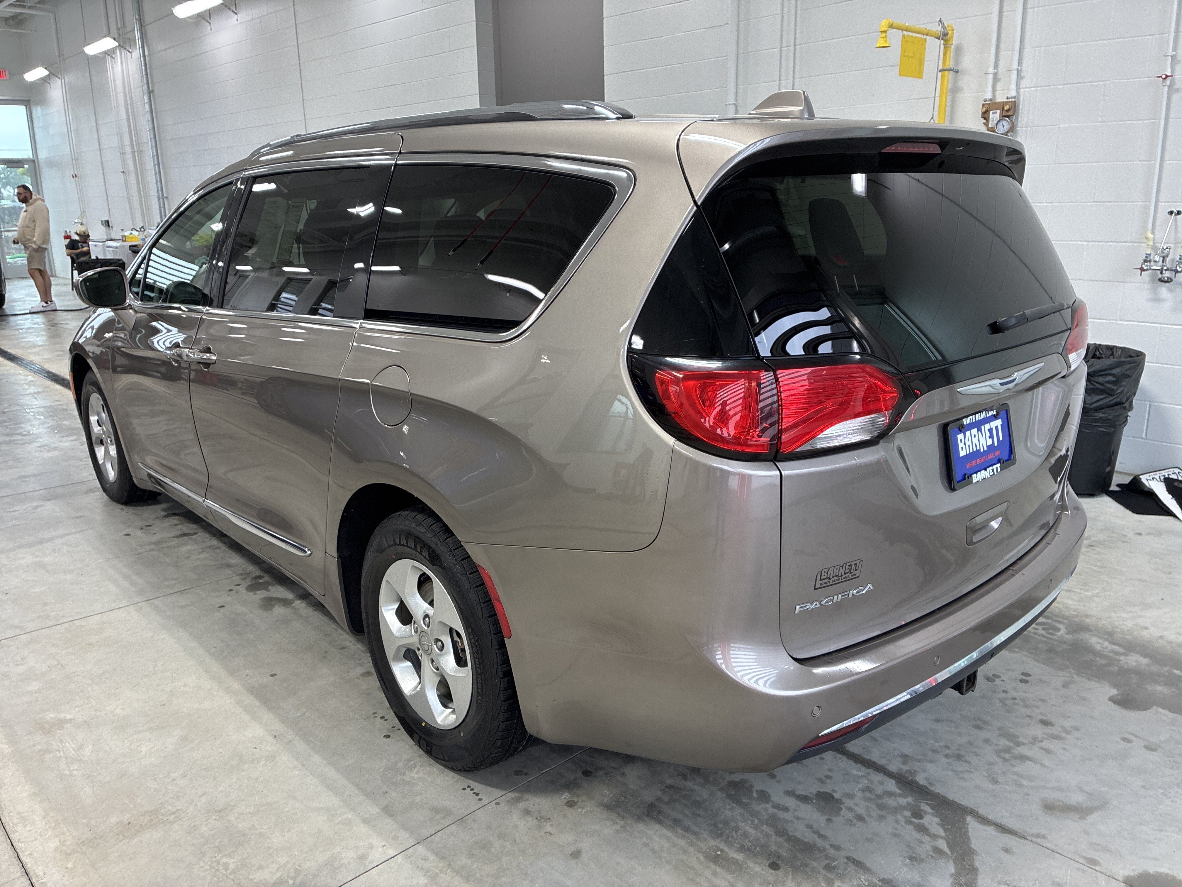 Used 2017 Chrysler Pacifica Touring-L Plus FWD image 5