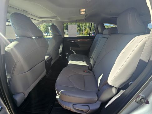 Certified 2021 Toyota Highlander Limited image 16