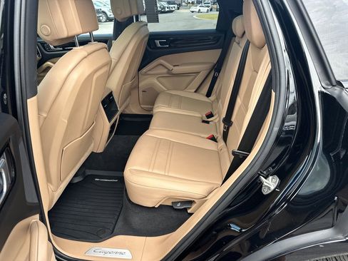 Used 2022 Porsche Cayenne AWD/4WD image 21