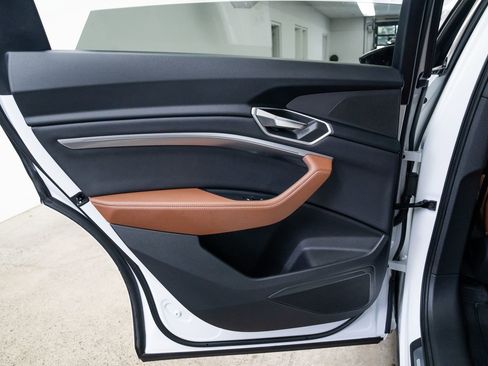 Used 2024 Audi Q8 e-tron Premium image 18