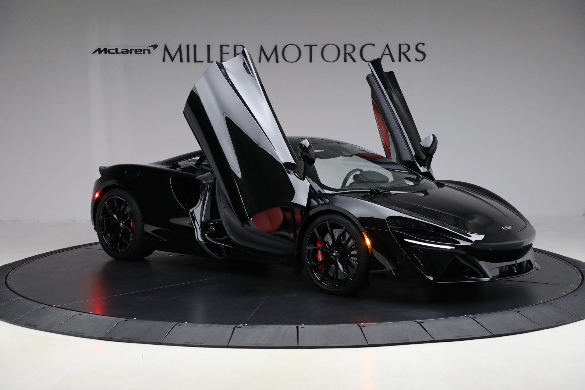 Used 2024 McLaren Artura RWD image 20