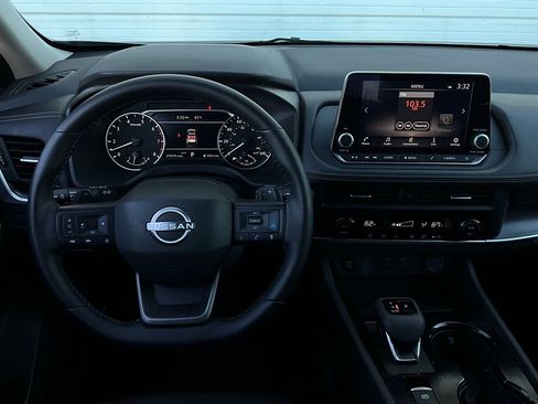 Used 2025 Nissan Rogue SV image 14