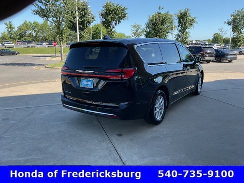Used 2024 Chrysler Pacifica Touring-L FWD image 6