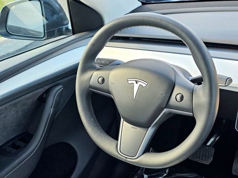 Used 2024 Tesla Model Y Long Range AWD/4WD image 29