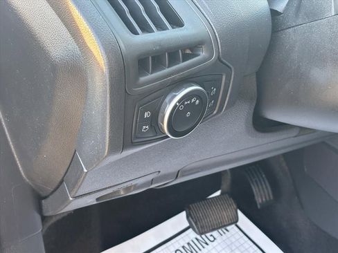 Used 2017 Ford Focus SEL image 9