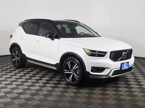 Used 2021 Volvo XC40 T5 R-Design image 2