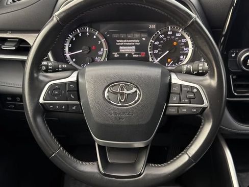 Used 2024 Toyota Highlander XLE AWD/4WD image 12