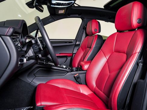 Certified 2025 Porsche Macan image 5