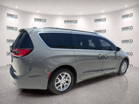 Used 2022 Chrysler Pacifica Touring-L FWD image 7