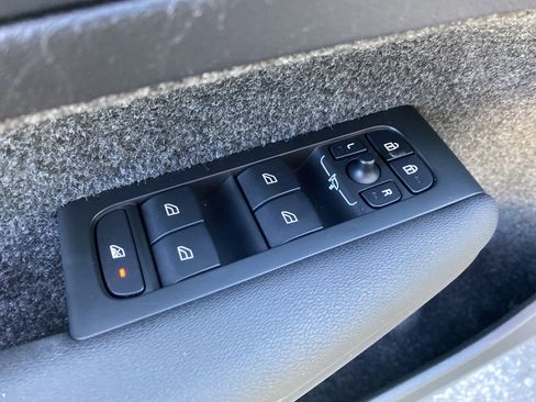 Used 2025 Volvo XC40 B5 Core image 27