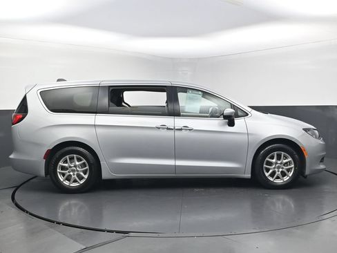 Used 2022 Chrysler Voyager LX FWD image 9