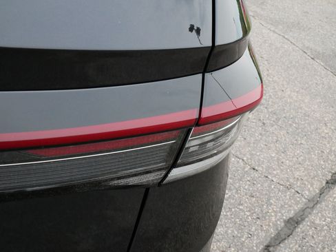 Certified 2025 Volkswagen Taos SE AWD/4WD image 17