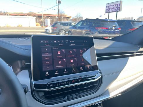 Used 2025 Jeep Compass Limited image 21