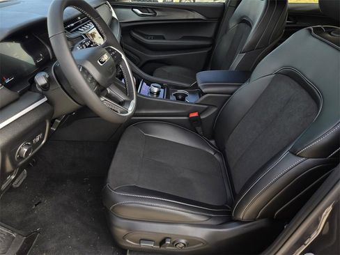 New 2025 Jeep Grand Cherokee L Altitude image 17