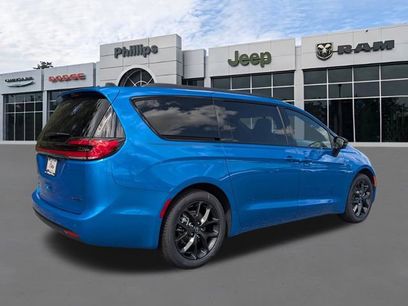 New 2026 Chrysler Pacifica Limited w/ S Appearance Package