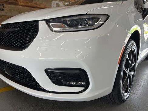 Used 2023 Chrysler Pacifica Touring-L w/ S Appearance Package AWD/4WD image 9