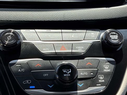 Used 2023 Chrysler Pacifica Touring-L FWD image 33