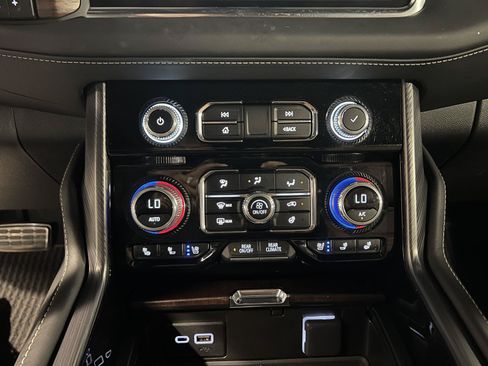 Used 2024 GMC Yukon Denali Ultimate AWD/4WD image 18
