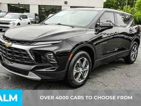 Used 2025 Chevrolet Blazer LT FWD image 2