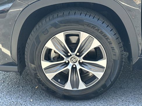 Used 2022 Toyota Highlander XLE FWD image 13