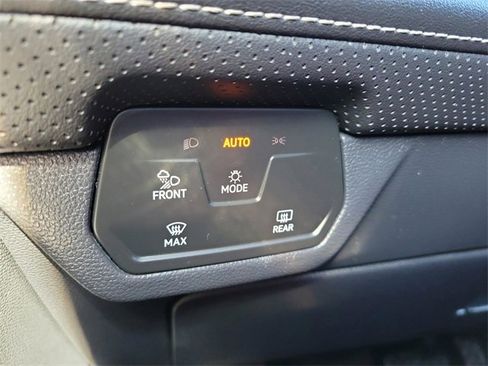 Used 2025 Volkswagen Atlas SE image 31