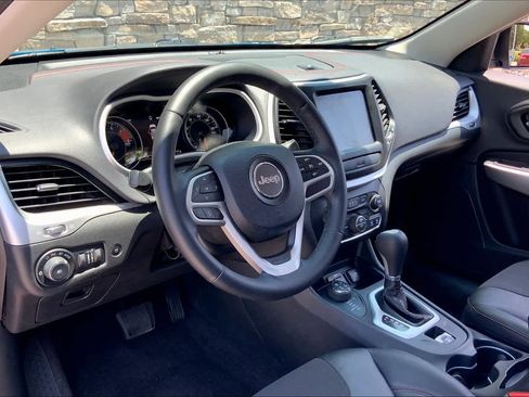 Used 2017 Jeep Cherokee Trailhawk w/ Comfort/Convenience Group image 17