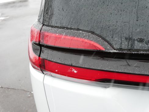 Used 2024 Chrysler Pacifica Limited w/ S Appearance Package image 17