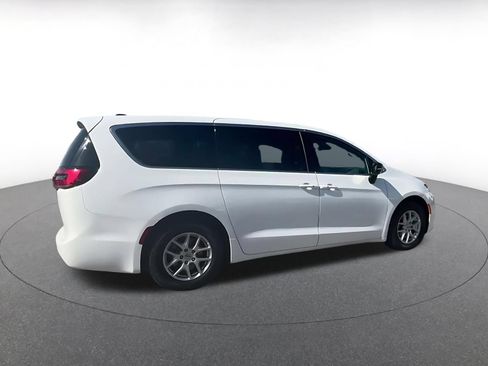 Used 2025 Chrysler Pacifica Select FWD image 15