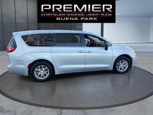 Used 2026 Chrysler Pacifica Select image 8