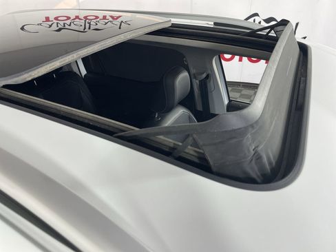 Used 2022 Volkswagen Tiguan SE w/ Panoramic Sunroof Package image 10