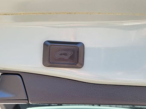 Used 2021 Toyota RAV4 XLE w/ Convenience Package FWD image 13