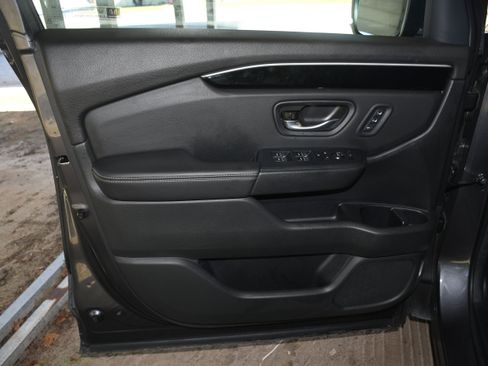 Certified 2025 Honda Pilot EX-L image 9