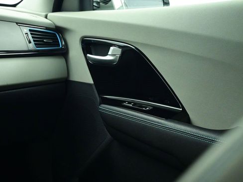 Used 2017 Kia Niro Touring image 15