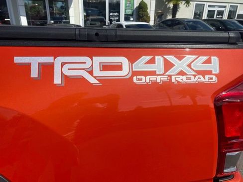 Used 2017 Toyota Tacoma TRD Off-Road image 8