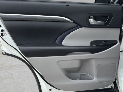 Used 2019 Toyota Highlander Limited FWD image 13