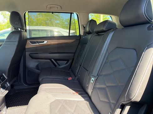 Used 2025 Volkswagen Atlas SE AWD/4WD image 3
