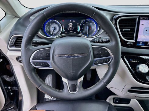 Used 2023 Chrysler Pacifica Touring-L FWD image 11