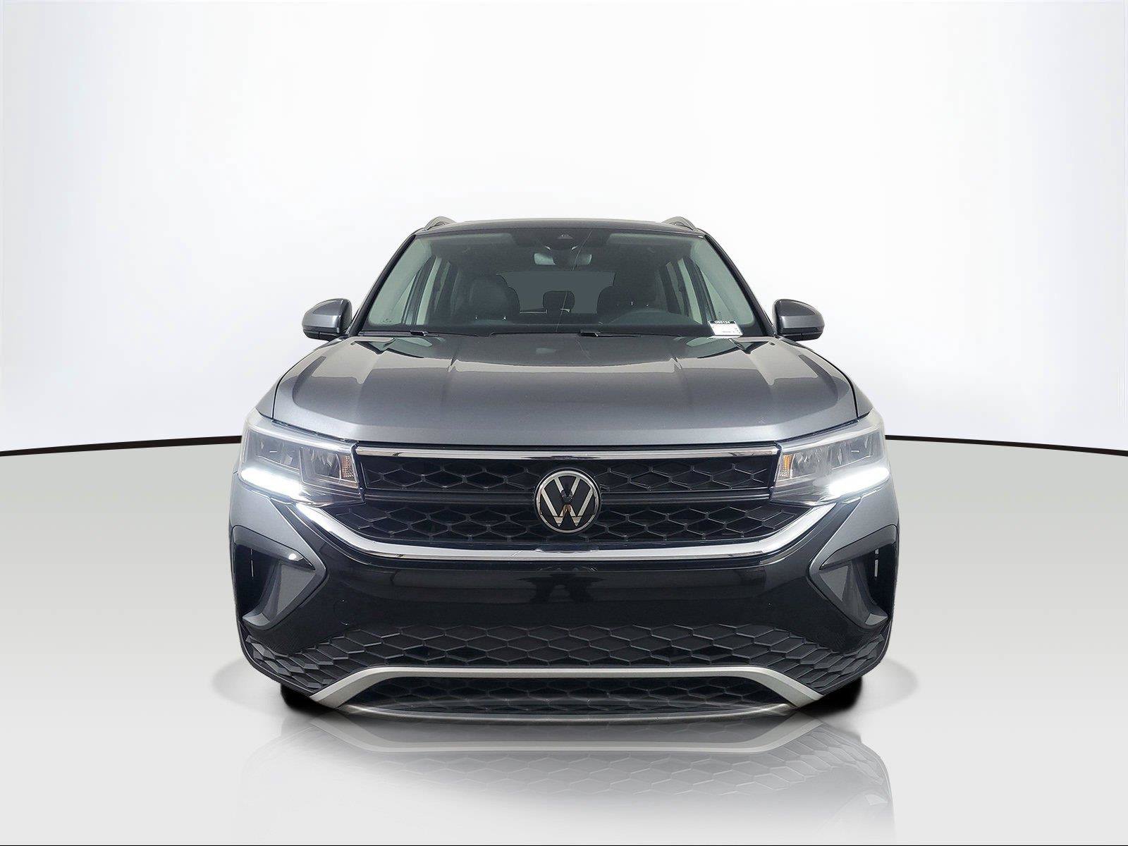 Used 2024 Volkswagen Taos SE FWD image 2