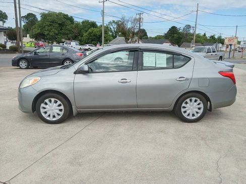 Used 2014 Nissan Versa SV FWD image 3