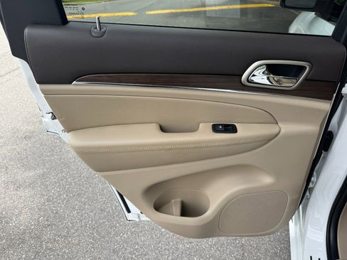 Used 2017 Jeep Grand Cherokee Overland AWD/4WD image 42