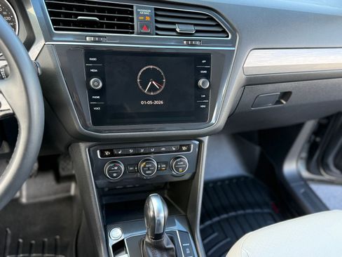 Used 2020 Volkswagen Tiguan SE image 20
